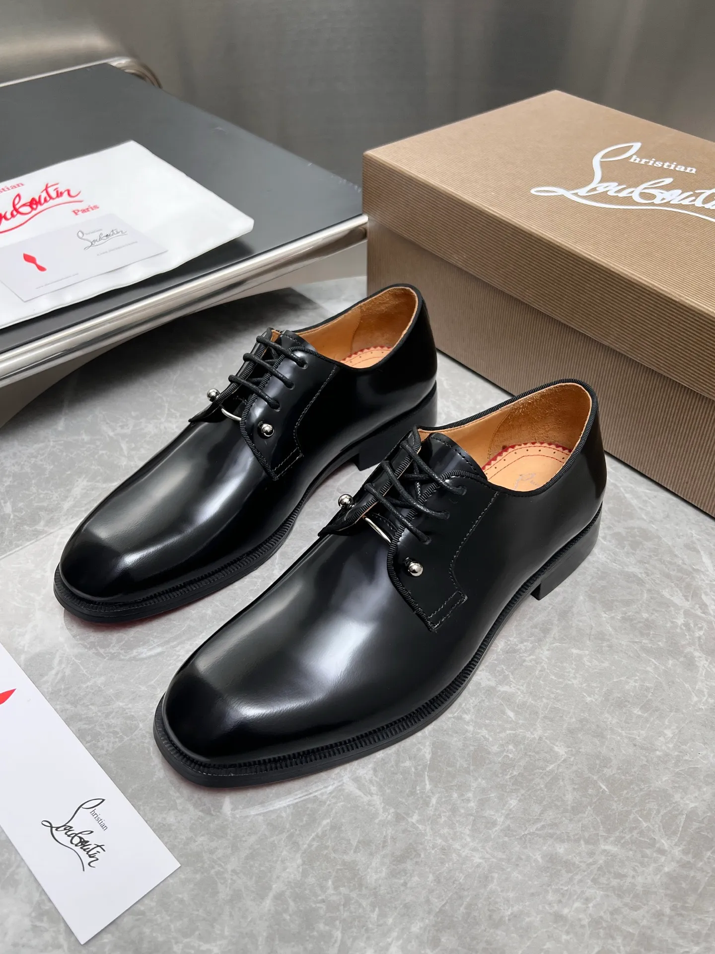 [CL red sole] Top P: 900💰 Number of yards: 39~44 (38.4546. Customized, non-refundable) CL new men's formal shoes Loaf leather shoes Christia* Loubouti* red sole shoes The red sole is luxurious and elegant, reshaping the style boundary of casual formal wear. It is extremely innovative in material selection, and creates a rich visual and tactile experience through the collision of different materials! Made of top-grade calfskin/glossy patent leather/spliced ​​technical fabric in contrasting colors. The upper is stitched by hand with fine and even stitching. It is based on the square-toe loafer shoe shape, with neat and elegant lines, which fits the toughness of men's wear. The upper is embellished with metal rivets, injecting individual details into classic loafers, breaking the mediocrity of casual shoes, and giving a concrete expression of "low-key luxury". From the original color/red cowhide lining inside the shoe to the instantly recognizable red sole, the "red sole" is not only the brand's visual identity, but also a "luxury codeword" when walking. The red sole exposed inadvertently conveys taste and identity instantly. From the innovative splicing of materials, to the personalized fusion of design, to the ingenious inheritance of craftsmanship, the Christian Louboutin men's loafer series is not only a pair of casual shoes, but also a "yuppie style" dressing weapon for men. Whether it is a casual business meeting or a casual look for daily travel, it can help you become a unique and stylish man in every occasion with its "red Loaf" attitude.